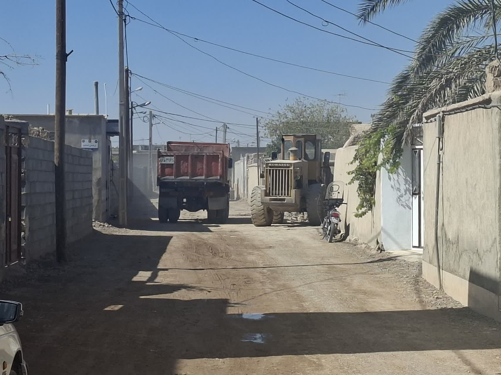 عملیات زیرسازی کوچه نرجس ابرکوه جهت اجرای آسفالت