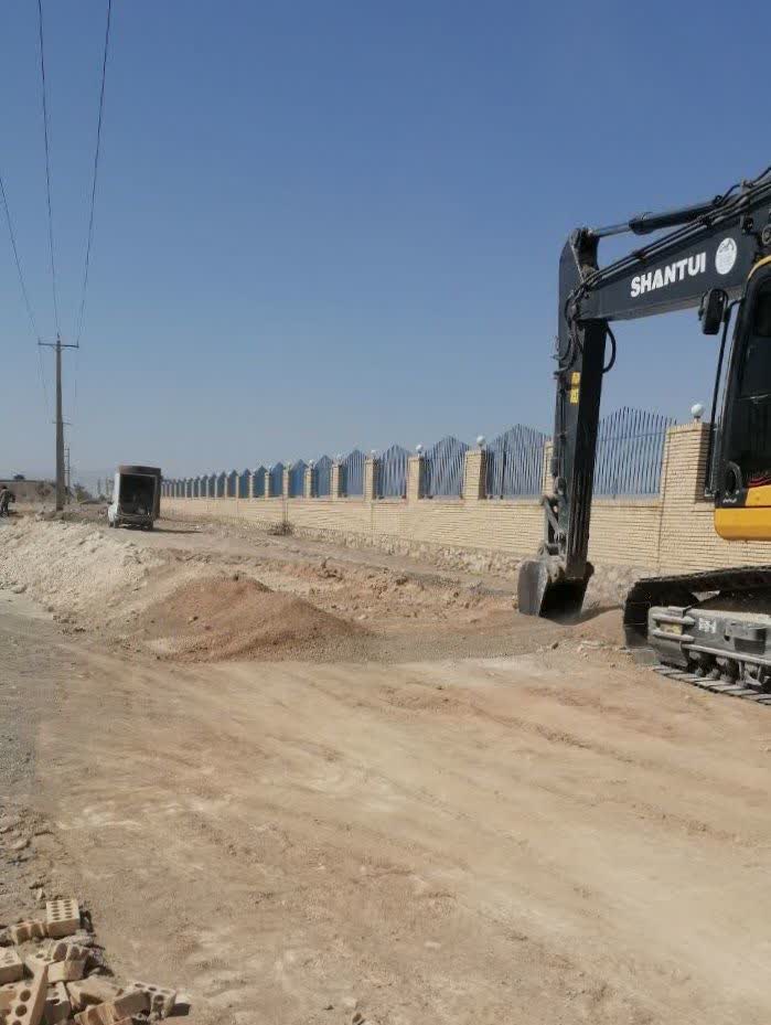 آغاز حفاری و ایجاد کانال جهت لوله‌کشی آب چاه جدید فضای‌سبز شهرداری ابرکوه (چاه امام علی ع) در راستای انتقال به فضای‌سبز بلوار امام علی علیه‌السّلام