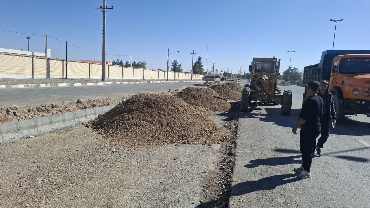 ادامه عملیات گسترده بهسازی و زیباسازی بلوار شهید رئیسی