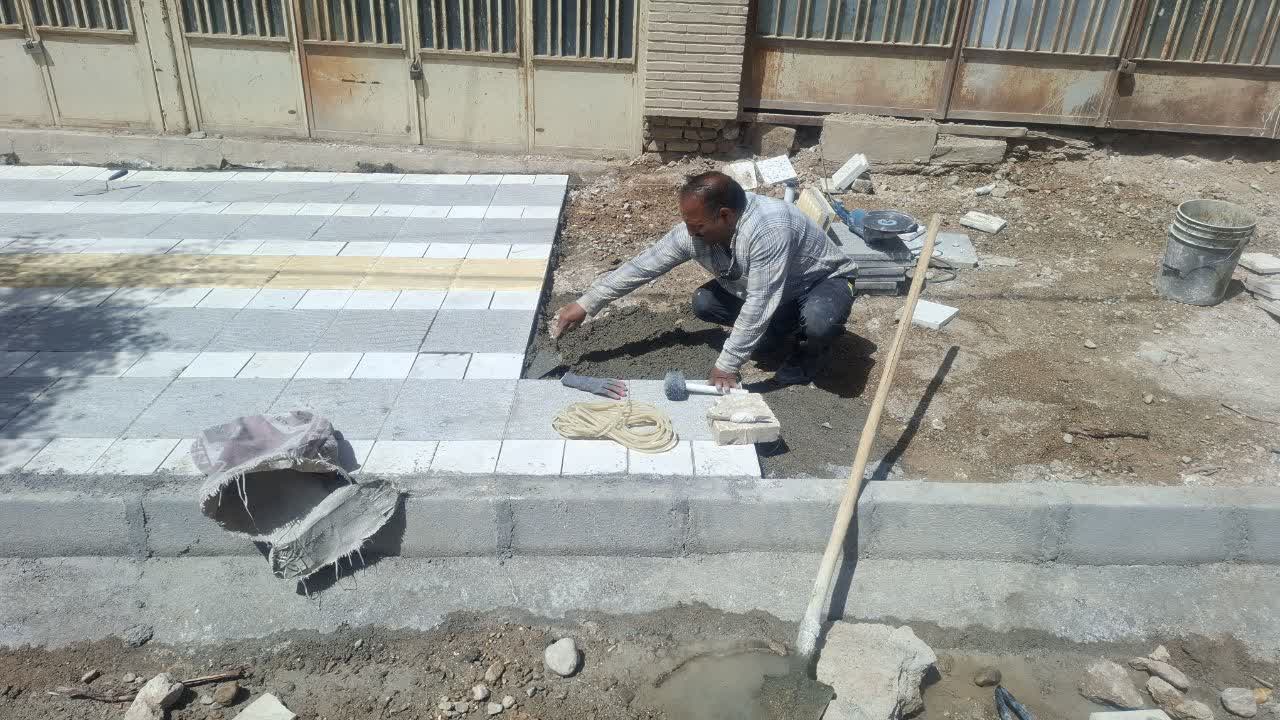 تداوم عملیات اصلاح، بهسازی، زیباسازی و اجرای موزائیک‌فرش پیاده‌رو خیابان شهید رجایی