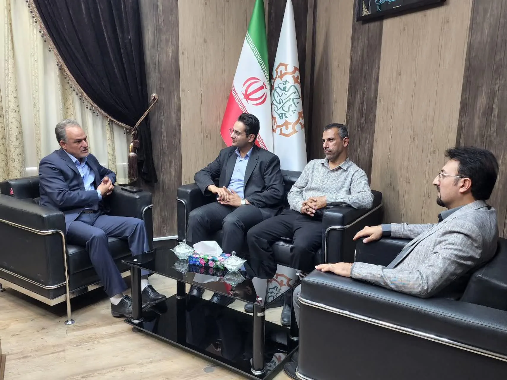 تقدیر رئیس و کارکنان شبکه بهداشت از شهردار ابرکوه به پاس تعامل و همکاری‌های ارزنده